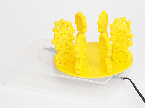 両面テープを使ってターンテーブルに立体ゾートロープを固定する。