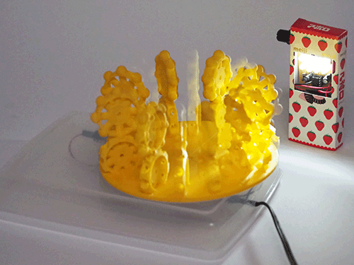 ターンテーブルの電源を入れて動かし、ポケデン「フラッシュ555」の光を当てる。光の点滅速度を速くしたり、遅くしたりして調整すると、歯車が回っているような見え方になる。