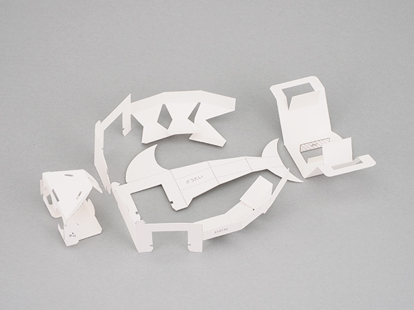 型紙を切り抜いて、折り目でしっかり折るとこんな感じになるよ。