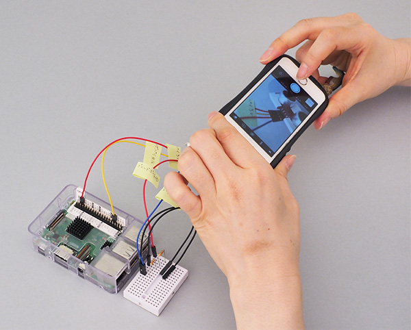 配線の状態をスマートフォンのカメラで撮影