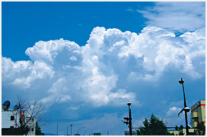 コカねっと トップページ 夏休み コカねっと 自由研究スペシャル 雲を読もう 雨になるサインを見逃すな 夏休み自由研究スペシャル 子供の科学がキミにぴったりの自由研究をおしえる 観察したい 雲を読もう 武田康男 日本ではいろいろな空の姿を