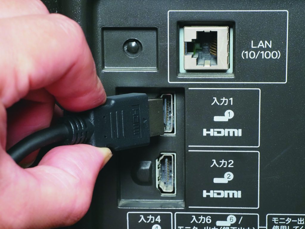 テレビのHDMI端子に、HDMIケーブルのプラグを差し込む