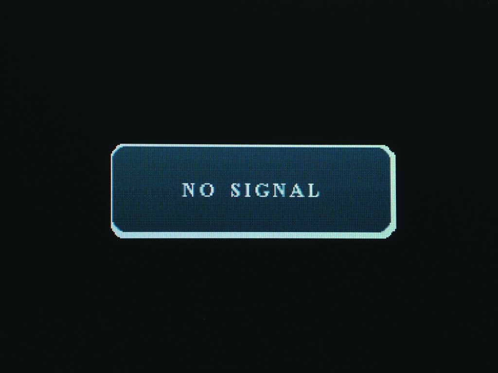 ディスプレイに「NO SIGNAL」の表示が出るまで待つ