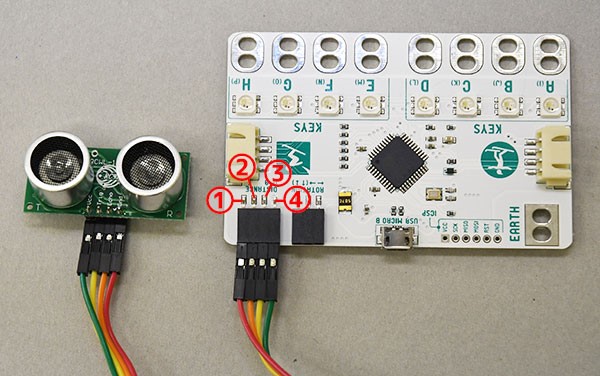 キータッチ本体の超音波センサー用のソケットにジャンパーワイヤーをさす