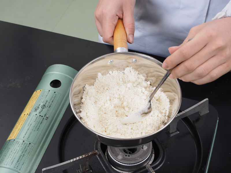 小麦粉をから煎りする