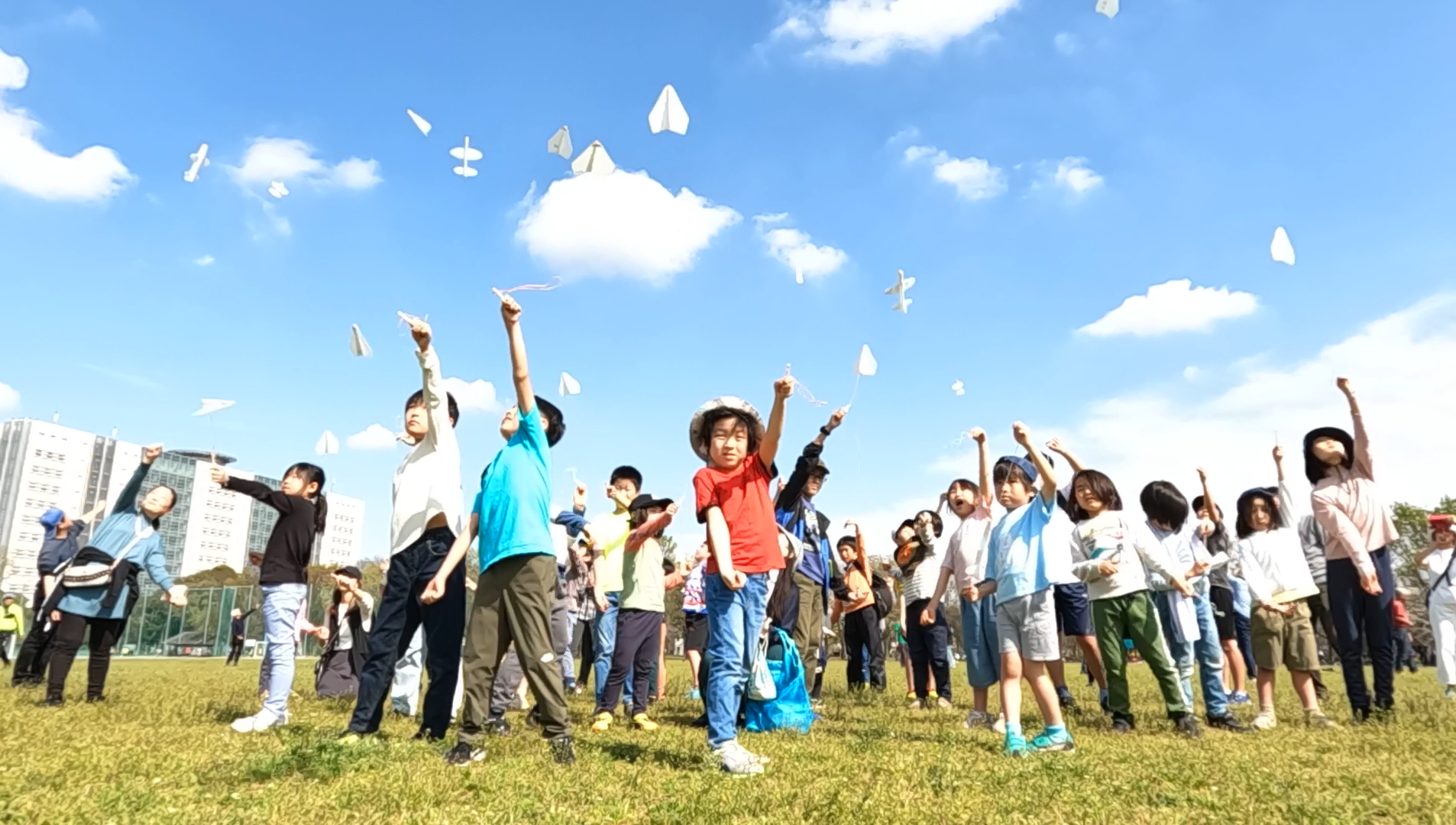みんなで青空へ紙飛行機を飛ばせ！「二宮康明先生お別れの会」で紙飛行機教室を開催【レポート・動画アリ】